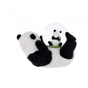 Boule neige panda allongé et son bébé